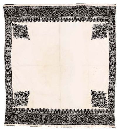 null Nappe brodée, Maroc, Fès, XIXe siècle, coton brodé en soie bleue de motifs géométriques...
