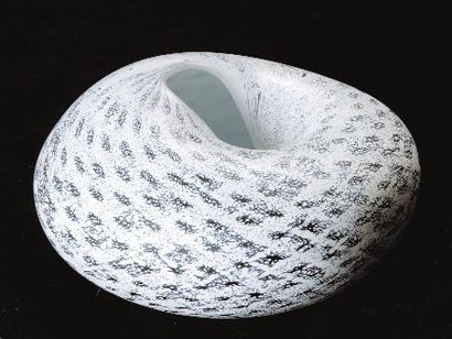LAYTON Peter, né en 1927 (Angleterre) Vase-sculpture en verre soufflé, forme coquillage,...