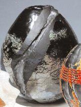 LEMOINE Pascal, né en 1973 Vase en verre soufflé, émaillé en surface noir sur fond...