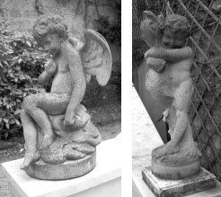 null Deux amours, statues de jardin en pierre reconstituée. H. 59 cm.