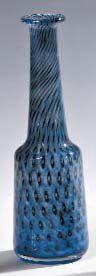 VALLIEN Bertil pour Kosta Boda Petit vase en verre bleu à épaulement Signé n°7531...
