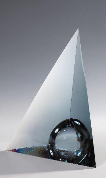 TOMECKO Joseph (né en 1945, Slovaquie) Sculpture polyèdre en verre optique, effet...