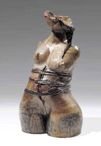 GRANDPIERRE Jeanne (née en 1945) Sculpture en grès émaillé chamotté figurant un torse...