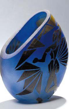 LEPAGE Patrick (né en 1949) Vase en verre soufflé, décor géométrique émaillé bleu...