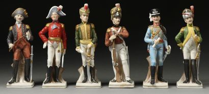 null Six Soldats en biscuit peint, portant des uniformes de divers corps d'armées...