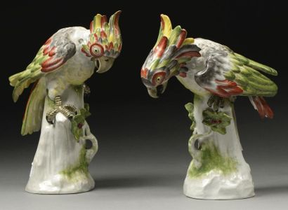 Dans le goût de Meissen, Allemagne, XIXe siècle Deux perroquets.H: 26,5cm (petits...