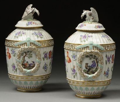 Dans le goût de Meissen, Allemagne, XIXe siècle Deux pots couverts.H: 23 cm (petits...