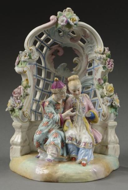 SAMSON "Couple de Chinois sous une tonnelle", porcelaine à décor polychrome. H: 21...