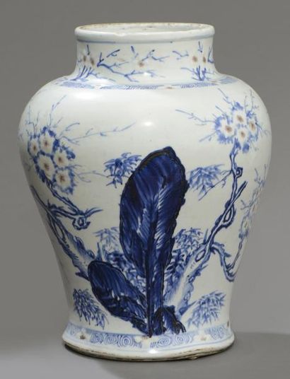 null Vase en porcelaine, bleu blanc et rouge de cuivre, Chine, époque Kangxi (1661-1722)....