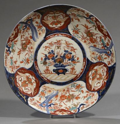 CHINE GRAND PLAT en porcelaine à décor Imari, XIXe siècle, Diam.: 46 cm