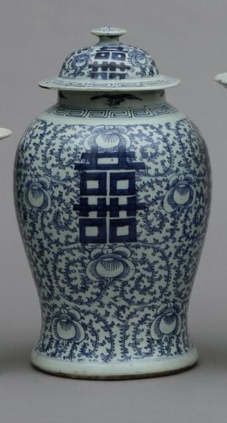 null Potiche couverte en porcelaine à décor bleu et blanc, Chine, 2e moitié du XIXe...