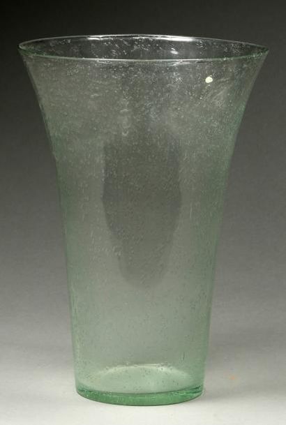 null VASE en verre de Biot. H.: 37 cm. Diam.: 26,5 cm.