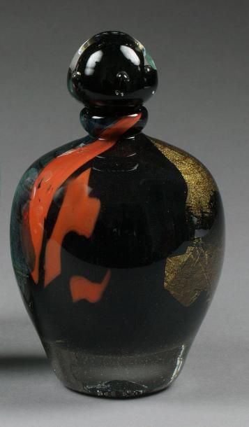 Jean-Claude NOVARO (1943) Flacon globulaire en verre soufflé à décor abstrait de...