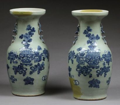 null Paire de vases balustre en porcelaine à décor en camaieu bleu d'objets mobilier,...