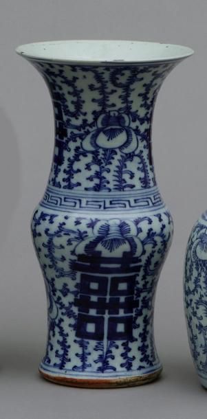 null Vase cornet en porcelaine à décor de camaieu bleu d'un idéogramme sur un fond...