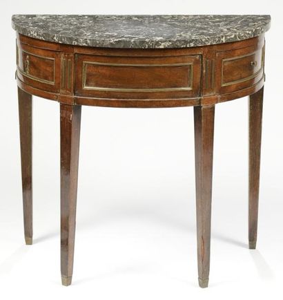 null Petite table demi-lune, en bois naturel mouluré et sculpté. Epoque Louis XVI....