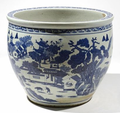 null Bassin en porcelaine à décor de paysage en camaieu bleu. Chine, XIXe siècle....