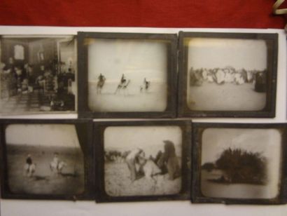 null Dix petites plaques photographiques en verre représentant neuf scènes animées...