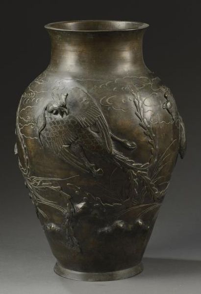 JAPON Vase en bronze repoussé à décor de phenix et dragons, cachet sous le talon,...