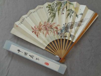 JAPON - CHINE Eventail de lettré Eventail, la feuille en papier peint de rameaux...