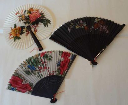 JAPON - CHINE Lot de trois éventails -Deux, les feuilles en soie peintes de fleurs....