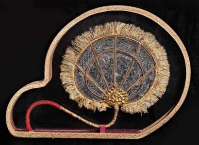 XIXe siècle Ecran indien en bois incrusté de mica, bordé d'une frange de soie écrue....