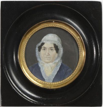 null Femme âgée au bonnet de dentelle tuyautée Miniature ronde sur ivoire, vers 1830...