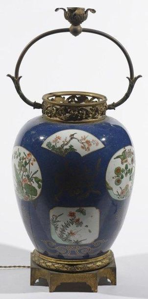 Chine, époque QING Vase couvert en céramique à décor de branchages fleuris dans des...
