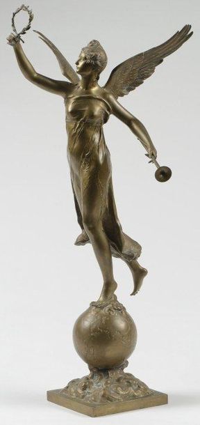 Paul Jean Marie DUCUING (1867/68-1949) "La renommée" bronze doré, signé sur la terrasse....