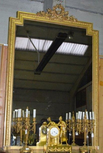 null MIROIR de cheminée en bois et stuc doré orné d'un fronton à décor de carquois...