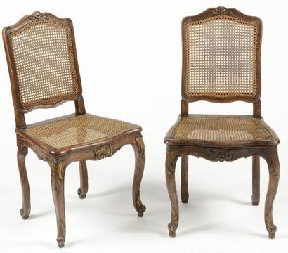 SUITE de 10 chaises en bois teinté mouluré...