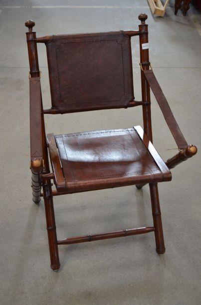 null Paire de chaises pliantes en bois et cuir. Style colonial.
