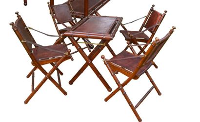 null Paire de chaises pliantes en bois et cuir. Style colonial.
