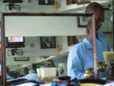 Luis Basto Maputo barbershop tirage couleur sur papier 40 X 50 cm