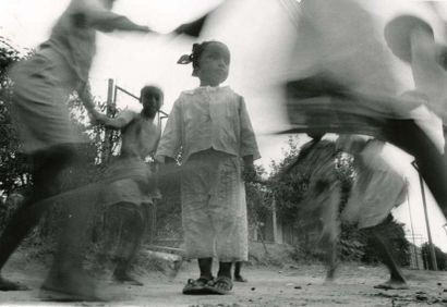 Calvin Dondo Né en 1963 à Harare, Zimbabwe où il vit et travaille. Diplômé de l'école...