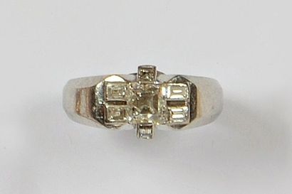 null BAGUE « TANK » en platine ornée de brillant, quatre baguettes et deux éclats....