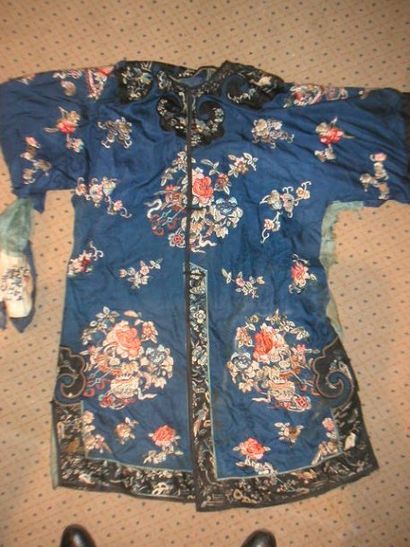 null Veste de femme Han, Chine, 1900, damas satin bleu brodé en soie polychrome de...