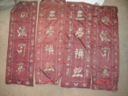 null Suite de quatre tentures, Chine, dynastie Qing, fin XIXe siècle, satin rouge...