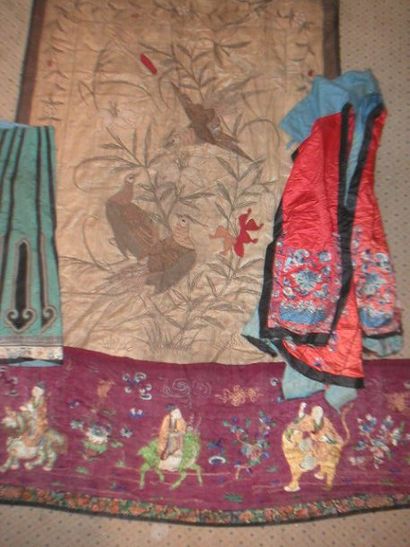 null Réunion de broderies et fragments de jupe, Chine, dynastie Qing, XIXe siècle...