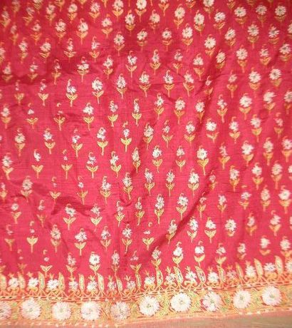 null Jupe, Inde, XIXe siècle, taffetas rouge, décor brodé en soie jaune, vert et...