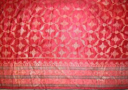 null Jupe dans un sari, Inde, XIXe siècle, satin rouge, broché or de médaillons dans...