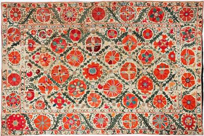 null Susani, Ouzbékistan, XIXe siècle, lin brodé en soie polychrome de fleurs dans...