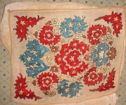 null Fragment de broderie, Algérie, XVIIIe siècle, toile brodée en soie rouge, bleue...
