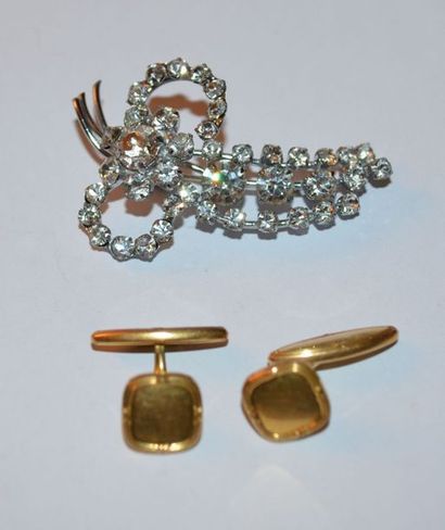 null Paire de BOUTONS DE MANCHETTES en plaqué or, broche métal et strass