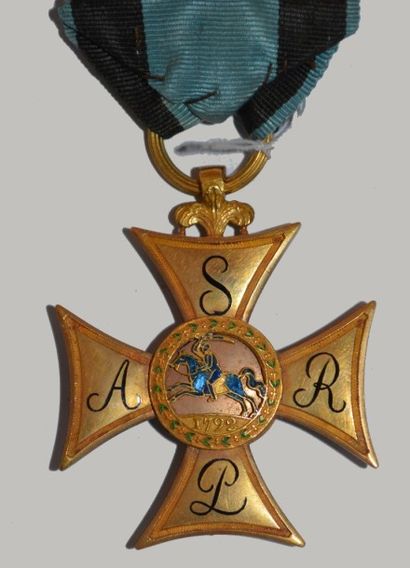 Pologne Ordre du Virtuti Militari. Croix de Chevalier.Or, émail (éclats), ruban.B...