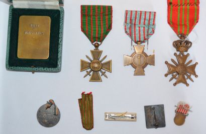 Lot de 4 décorations : Croix de guerre belge, Croix de guerre 1914-1917, Croix du...