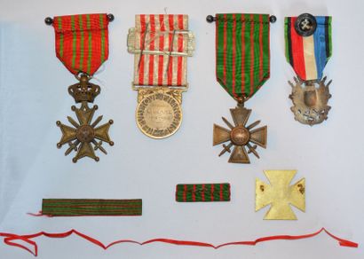 Lot de 4 décorations : Croix de guerre belge, Croix de guerre 1914-1915, Médaille...