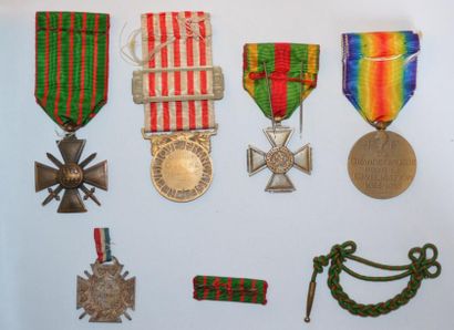 Lot de 4 décorations : Croix de guerre 1914-1915, Croix du combattant volontaire,...