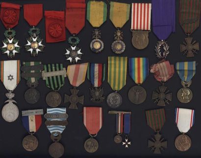 Lot de 30 décorations françaises, dont Légion d'honneur, Médaille militaire, Palmes...