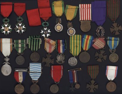 Lot de 30 décorations françaises, dont Légion d'honneur, Médaille militaire, Palmes...